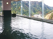 渓谷美と大雪の山々を眺められる展望大浴場